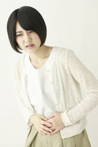 生理痛で辛い女性